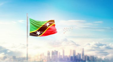 Saint Kitts ve Nevis 'in ulusal bayrağı güzel gökyüzünde dalgalanıyor..