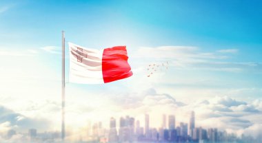 Güzel bina siluetinde Malta ulusal bayrağı dalgalanıyor 