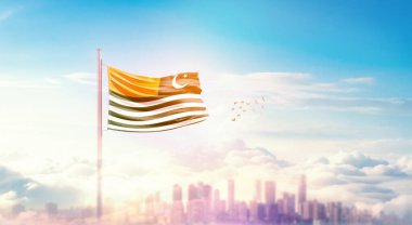 Güzel bina siluetinde dalgalanan Kaşmir ulusal bayrağı.