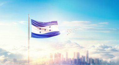 Honduras ulusal bayrağı güzel bina siluetinde dalgalanıyor. 