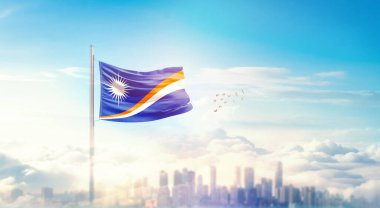 Marshall Adaları Ulusal Bayrağı Güzel bina siluetinde dalgalanıyor.