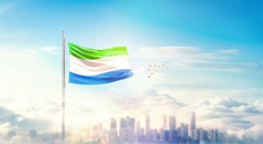 Sierra Leone Ulusal Bayrağı Güzel bina siluetinde dalgalanıyor.