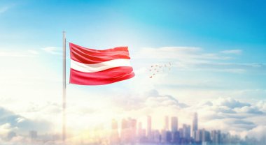 Letonya güzel gökyüzünde bayrak sallıyor