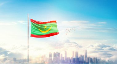 Moritanya ulusal bayrağı güzel bina siluetinde dalgalanıyor.