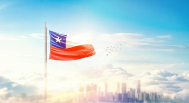 Şili ulusal bayrağı güzel bina siluetinde dalgalanıyor. 