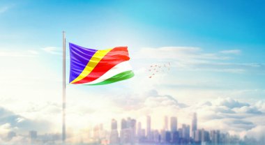 Seyşeller 'in ulusal bayrağı güzel gökyüzünde dalgalanıyor..