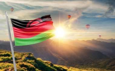 Sıcak hava balonlarıyla gün batımında dalgalanan Malavi bayrağı