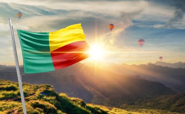 Benin sıcak hava balonlarıyla gün batımında bayrak sallıyor.