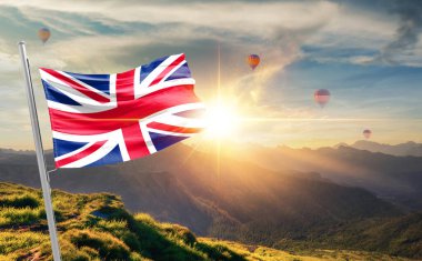 Birleşik Krallık sıcak hava balonlarıyla gün batımında bayrak sallıyor.