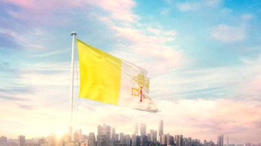 Vatikan bayrağı mavi gökyüzü arka planında şehir manzarası ile dalgalanıyor 