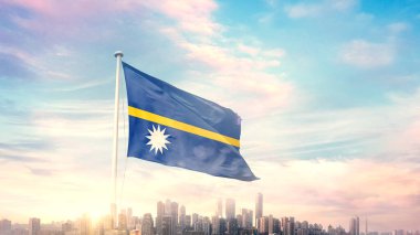 Nauru bayrağı mavi gökyüzü arka planında şehir manzarası ile dalgalanıyor 