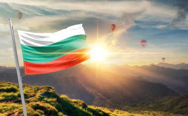 Bulgaristan sıcak hava balonlarıyla gün batımında dağlarda bayrak sallıyor