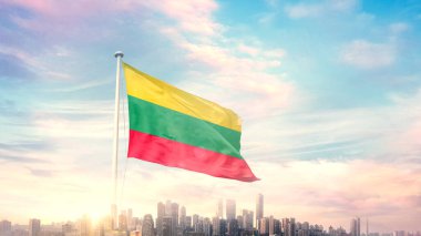 Şehir manzaralı mavi gökyüzü arka planında dalgalanan Litvanya bayrağı 