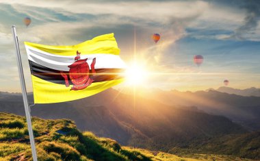 Brunei günbatımında bayrak sallıyor ve arka planda sıcak hava balonları var.