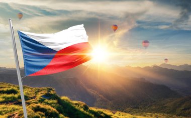 Çek Cumhuriyeti günbatımında bayrak sallıyor ve arka planda sıcak hava balonları var.