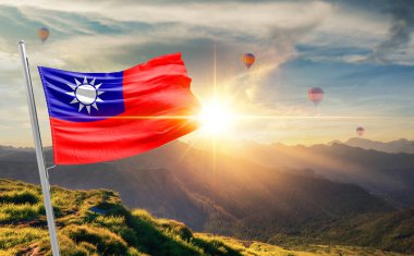 Tayvan bayrağını gün batımında sallıyor ve arka planda sıcak hava balonları var.