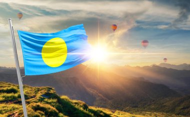 Gün batımında dalgalanan Palau bayrağı, arka planda sıcak hava balonları 