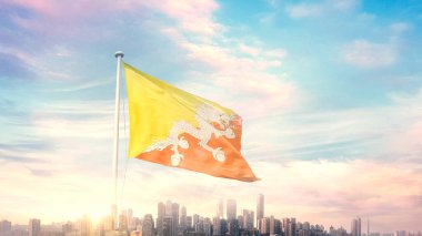 Bhutan bayrağı şehir planına karşı dalgalanıyor 