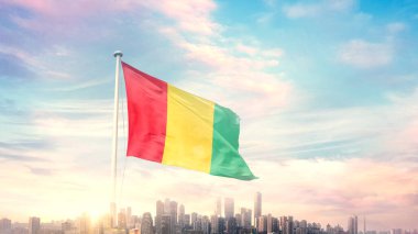 güneşli mavi gökyüzü ve Gine bayrağı