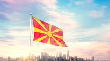 güneşli mavi gökyüzü ve Kuzey Makedonya bayrağı