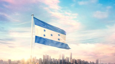 güneşli mavi gökyüzü ve Honduras bayrağı