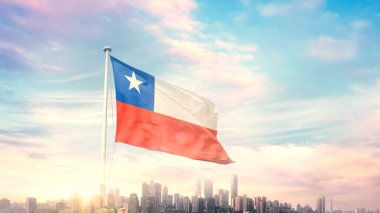 güneşli mavi gökyüzü ve Şili bayrağı