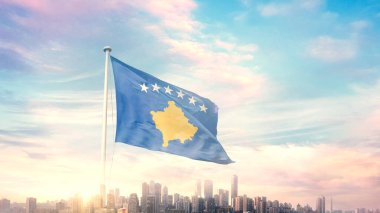 güneşli mavi gökyüzü ve Kosova bayrağı