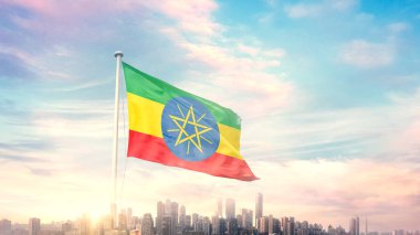 güneşli mavi gökyüzü ve Etiyopya bayrağı