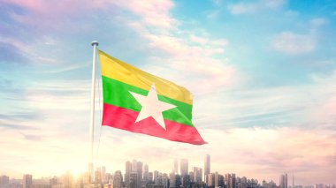 güneşli mavi gökyüzü ve Myanmar bayrağı 