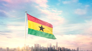 güneşli mavi gökyüzü ve Gana bayrağı