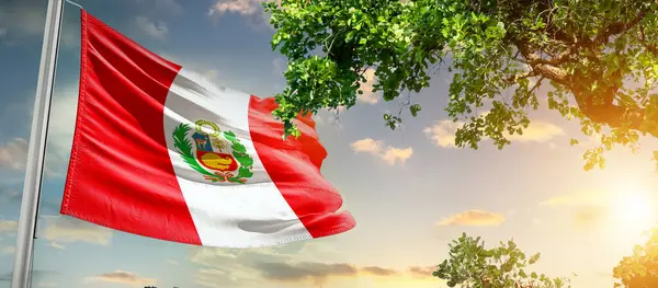 Ağaçların yanında dalgalanan Peru bayrağı