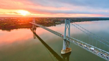 Hudson Nehri Köprüsü 'nün muhteşem pembe ve altın rengi gündoğumu ışıklarıyla görüntüsü