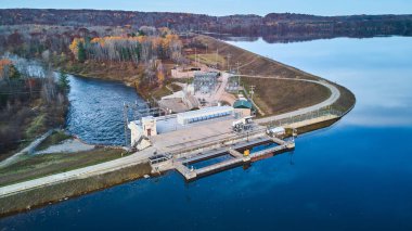 Michigan barajının sonbahar ormanı sonlarında nehre açılan pürüzsüz göl üzerindeki görüntüsü