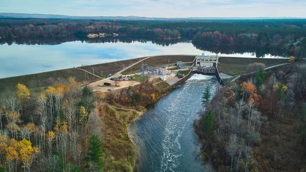 Michigan Gölü 'nün resmi sonbaharda barajda nehirle kesişiyor