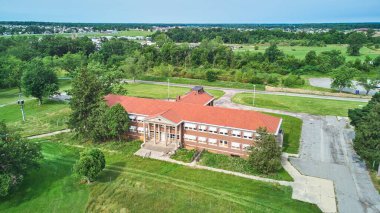 Taş sütun girişi olan terk edilmiş tuğla bina görüntüsü