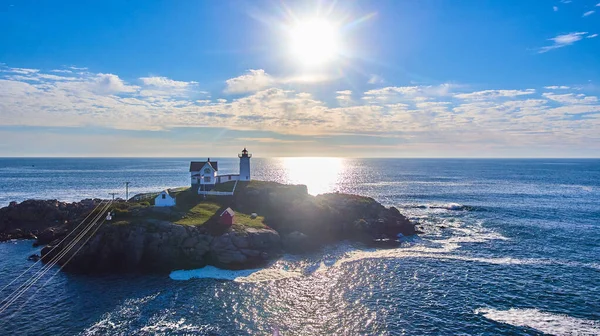 Obrázek Ostrova Malé Maine Majákem Shora Sluncem Zářícím Nad Oceánem — Stock fotografie