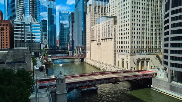 Bild Chicago Flod Fartygskanal Med Flera Broar Och Reflekterande Glas — Stockfoto