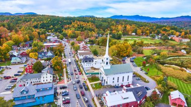 Küçük Vermont kasabası Stowe 'un üzerindeki güzel hava manzarası. Sonbahar yaprakları en tepede ve kilise odaklı.