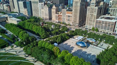 Gökdelenlerin olduğu Milenyum Parkı 'nda Chicago' daki Fasulye Kapısı ikonik Bulut Kapısı 'ndan Hava Görüntüsü