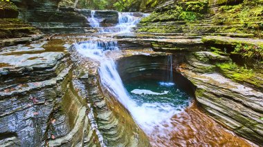 Katmanlı kayalık boğazın yanındaki şelalelerin ayrıntıları