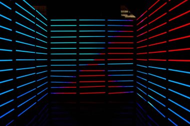 Boş karanlık odanın görüntüsü kırmızı ve mavi LED yatay ışık direkleriyle çizilmiş