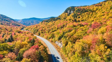 New Hampshire dağları boyunca uzanan çarpıcı yolun üstündeki hava görüntüsü.