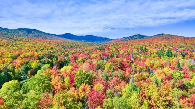 Çarpıcı Vermont tepeleri ve dağları üzerindeki hava görüntüsü