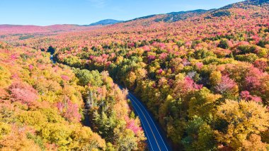 New Hampshire 'ın sonbahar yeşillik tepelerinin görüntüsü. Anayol gökyüzünden oyulmuş.
