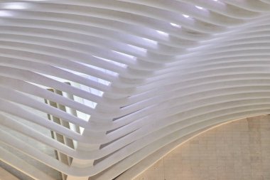 Tavanda soyut beyaz omurga mimarisinin görüntüsü