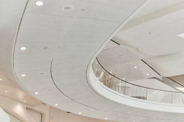 New York City 'de spot ışıkları ve cam raylarıyla temiz metro içinde beyaz modern tavan köprüsü görüntüsü