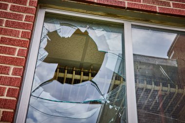 Tuğla bina üzerinde birden fazla katmanı olan kırık cam pencere detaylarının resmi
