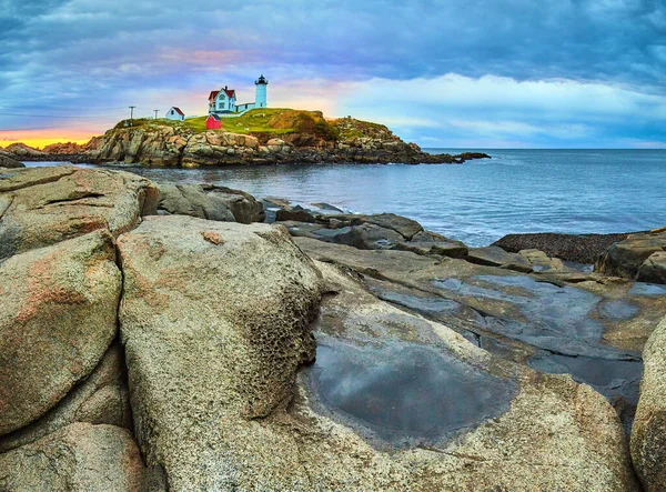 Imagem Pedregulhos Poças Costa Maine Olhando Para Deslumbrante Farol Maine — Fotografia de Stock