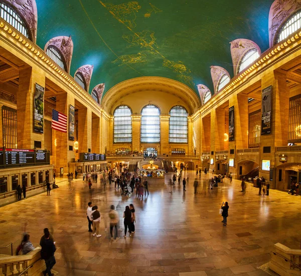 Εικόνα Του Ευρέος Πανοράματος Του Grand Central Station Γεμάτο Ταξιδιώτες — Φωτογραφία Αρχείου