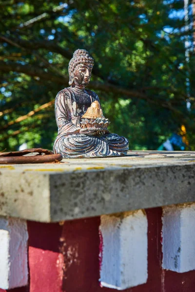 Imagem Estátua Budista Zen Descansando Topo Bloco Cimento — Fotografia de Stock